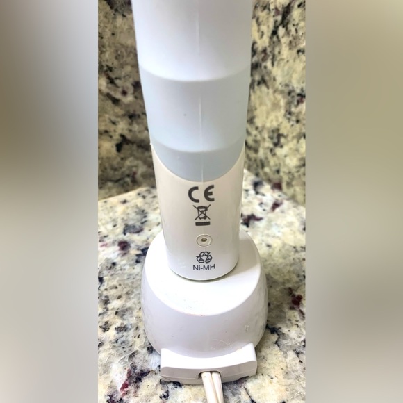 Oral B Electric Toothbrush & Charger - Picture 5 of 5